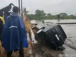 Mobil Pemudik dari Kebumen Tersesat ke Sawah di Klaten, Sopir Diduga Mengantuk